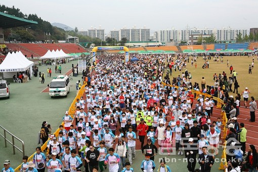 # 제8회 순천 남승룡마라톤 대회가 10.26일 순천팔마경기장에서 5,400여명의 마라톤 동호회원들이 참여해 성황리에 열렸다.
