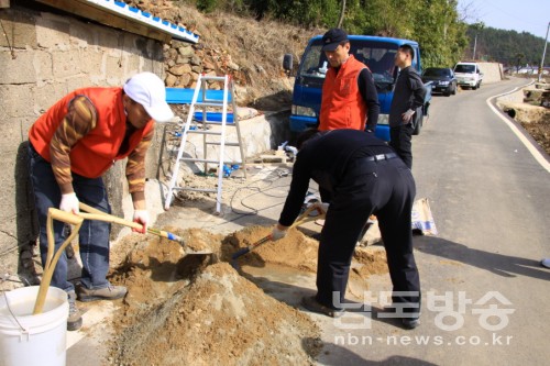 최근 여수산단로타리클럽 회원들이 소라면 죽림마을 홀로사는 한 할머니집을 고치기위해 시멘트와 모래를 섞고 있다. 