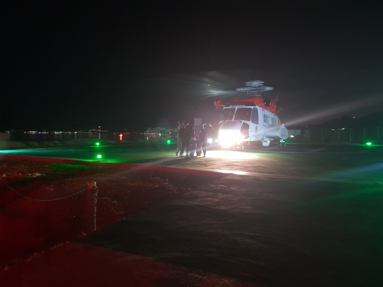 해경이 헬기를 이용해 응급환자를 육지로 이송하고 있다.