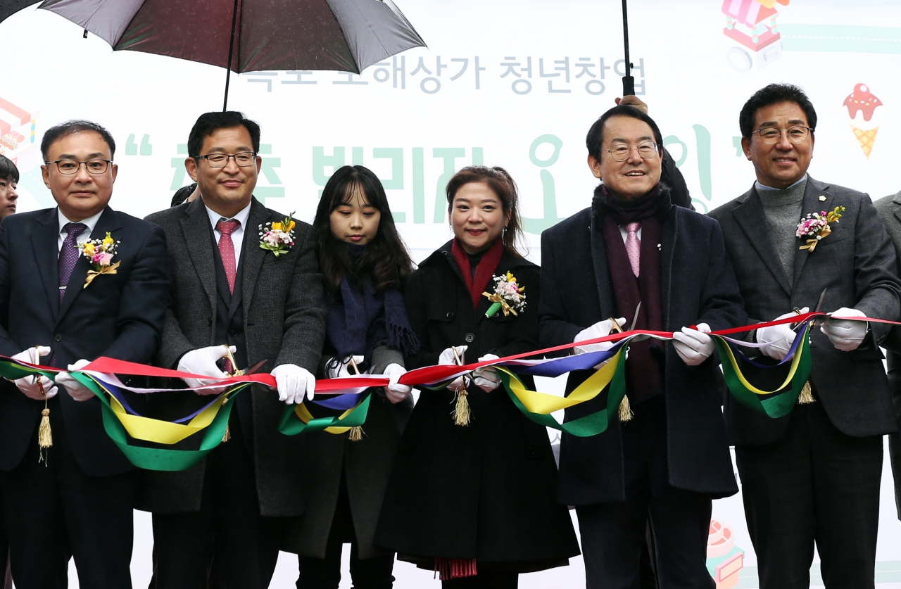 임지선 보해양조 대표(오른쪽 세번째)와 김종식 목포시장(오른쪽 두번째)이 19일 보해양조 청년점포 개업식에서 테이프를 자르고 있다.