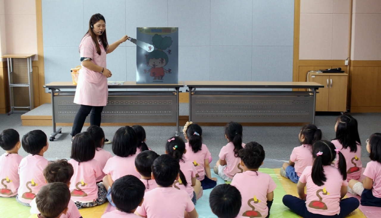 지난해 7월 여수시 어린이급식관리지원센터에서 열린 ‘세균맨 물리치기 대작전’ 교육 모습.