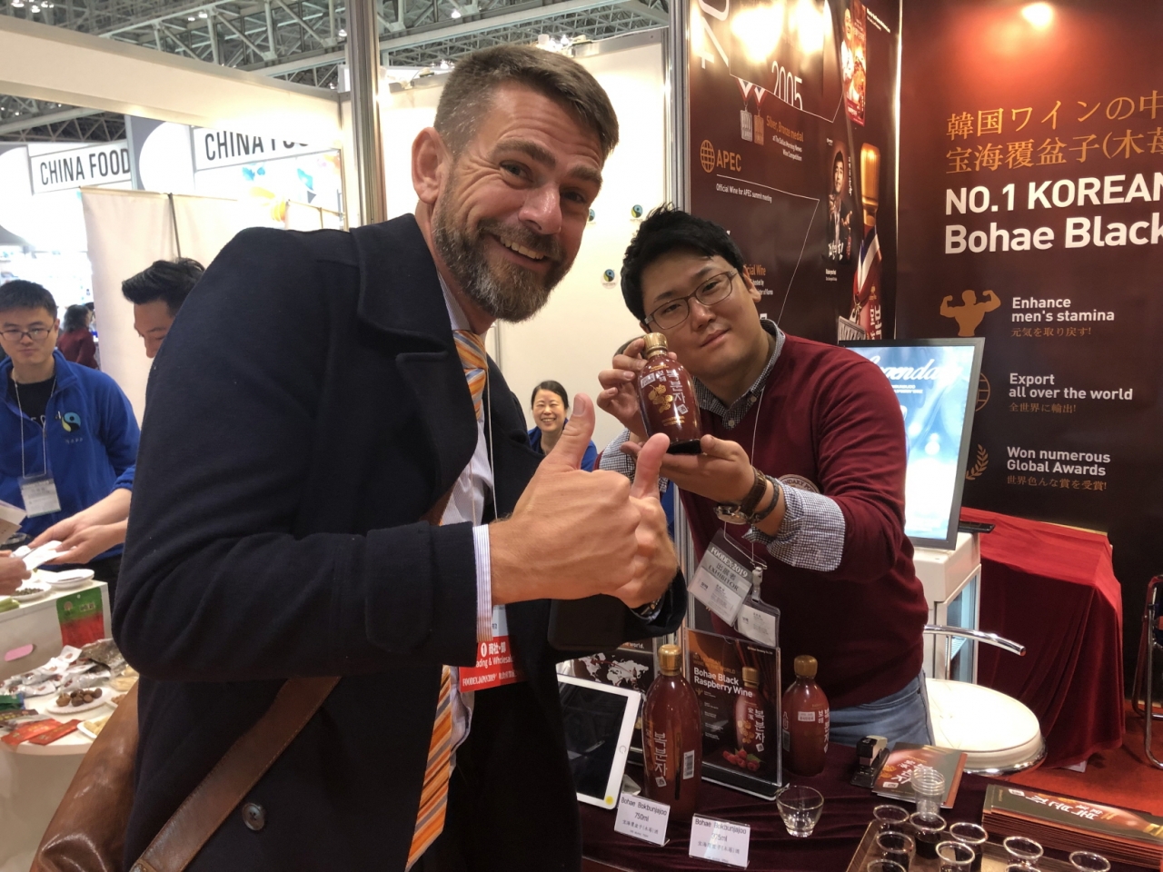 2019 일본 푸덱스 보해양조 홍보부스를 찾은 루마니아 바이어가 코리아 넘버 원 와인 복분자주를 외치고 있다.