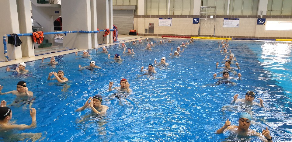 해경교육원 신임경찰들이 7미터 깊이 수영장에서 인명구조교육을 받고 있다.