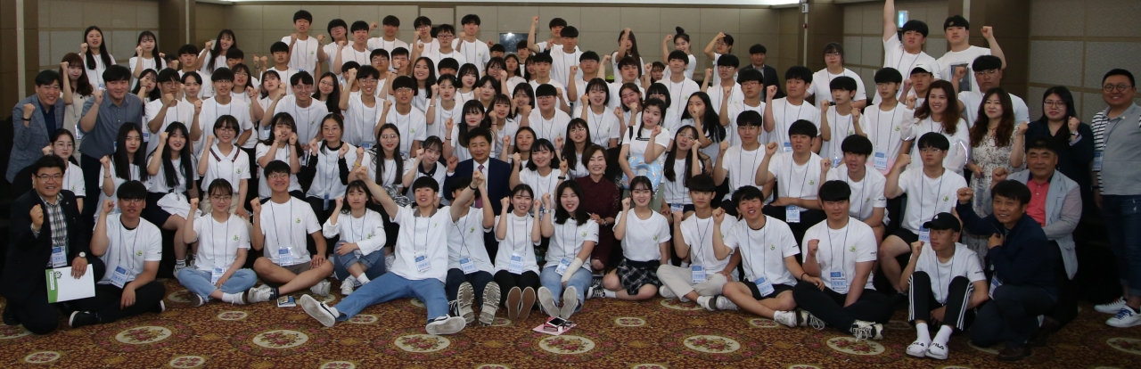 장석웅 전남도교육감이 31일 오전 나주 중흥골드스파에서 열린 ‘2019 전남학생의회 전반기 정기회’에 참석해 도내 고등학교 학생 대표 120여 명과 대화(경청올레)를 갖고 있다.