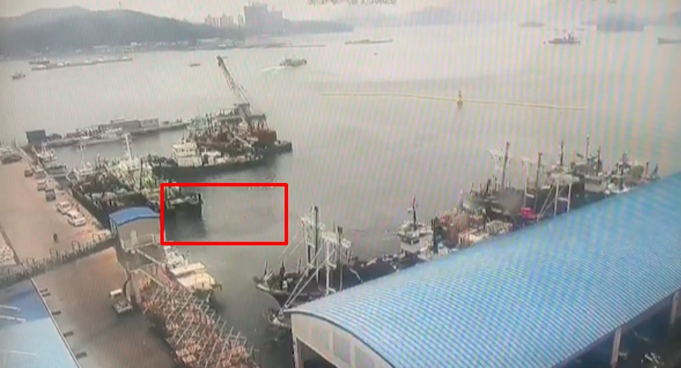 폐쇄회로 CCTV에  찍힌 선저폐수 유출 장면.