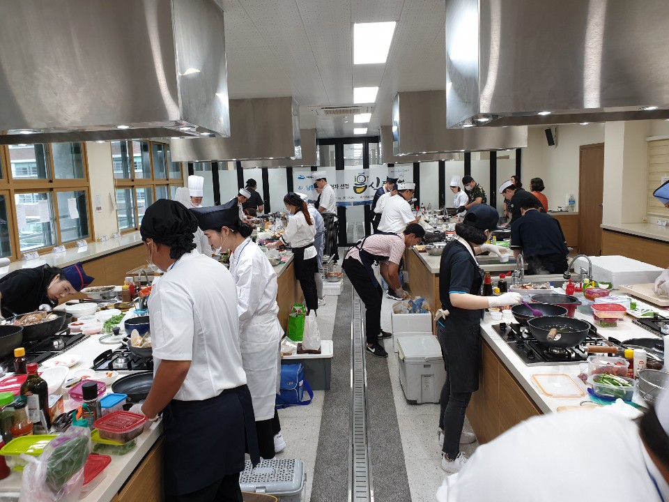 지난 13일 여수정보과학고등학교에서 여수밤바다 낭만포차 제4기 운영자 선발 2차 음식품평회가 열렸다. 참가자 50명이 요리를 하고 있다.