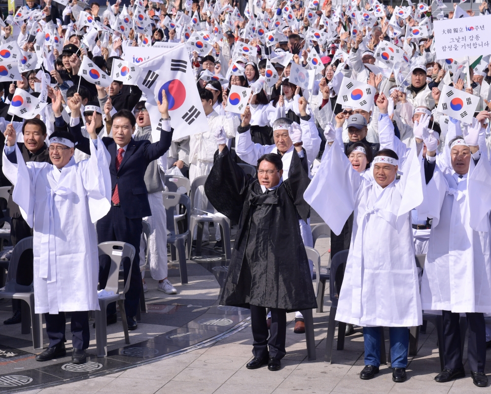 지난 3월 9일 여수시 이순신 광장에서 열린 ‘대한민국 임시정부 수립 제100주년 3‧1절 기념행사’에 참석한 권오봉 여수시장과 시민들이 대한독립 만세를 외치고 있다.