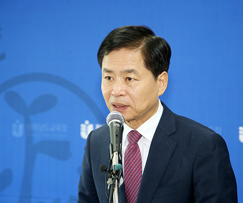 장석웅 도교육감이 18일 도교육청 기자실에서 기자회견을 갖고 최근 목포 한 고교에서 발생한 시험지 유출 사건에 대해 공식 사과하고 재발방지를 약속했다.