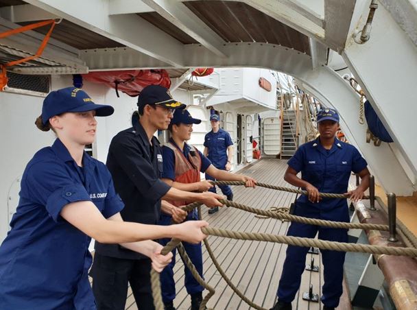 이글호 항해실습 중인 한국 해양경찰교육생.