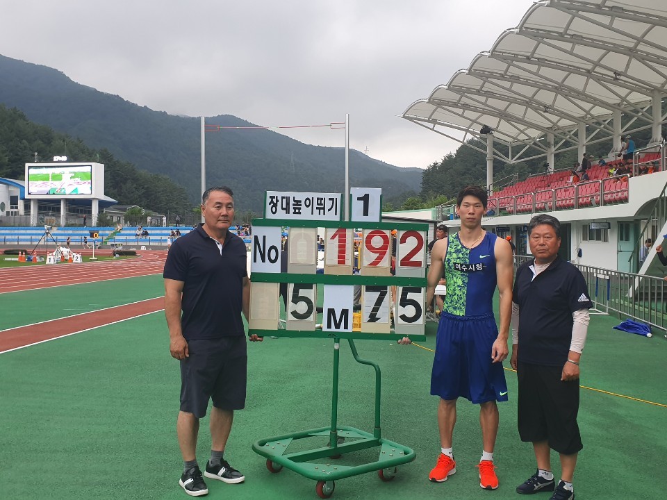 여수시청 직장운동부 소속 진민섭 선수가 지난 6일 ‘2019 태백전국실업육상대회’  남자 장대높이뛰기에서 한국 신기록(5m 75cm)을 세운 후 기념 촬영하고 있다.