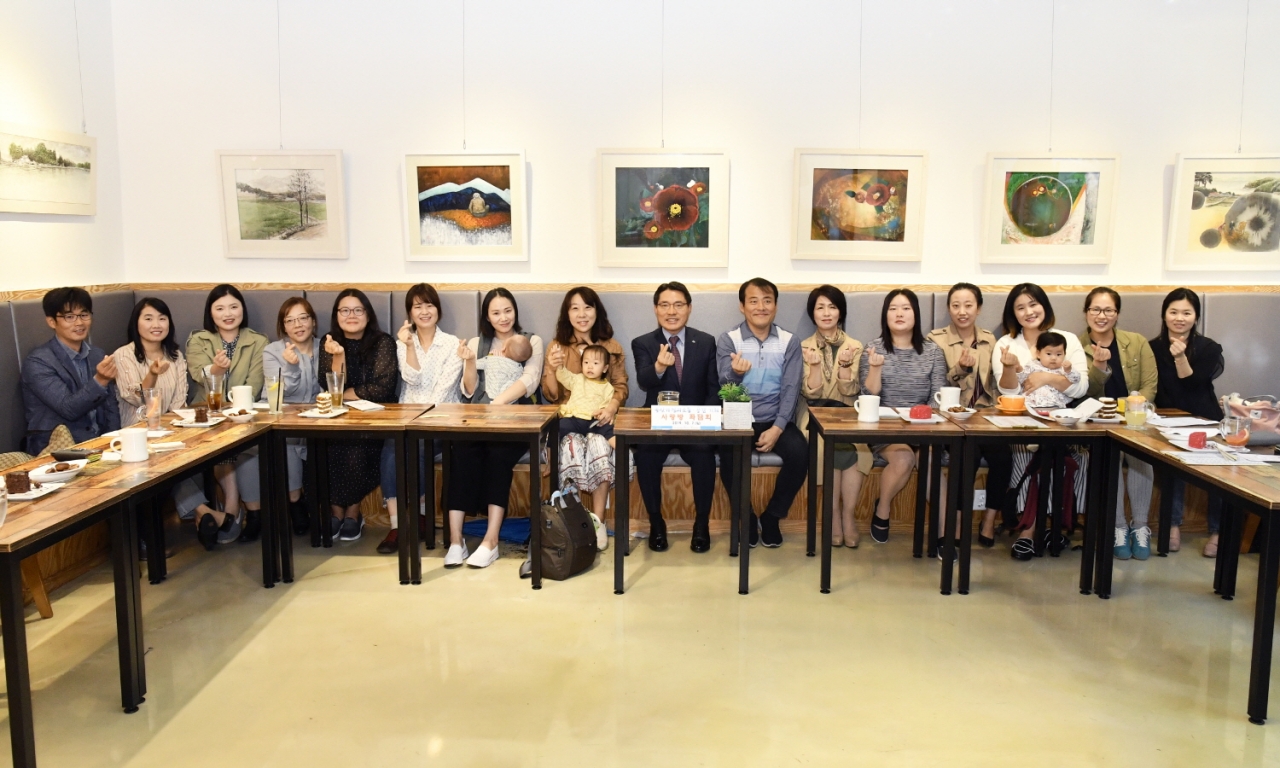 권오봉 여수시장이 지난 7일 여수시청 인근 카페에서 출산가정 부모와 사랑방 좌담회를 갖고 기념 촬영하고 있다.