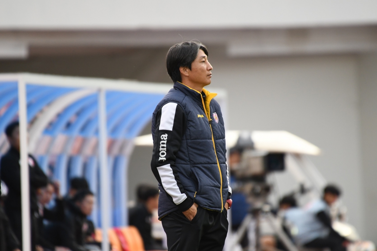 전남드래곤즈는 전경준 감독.