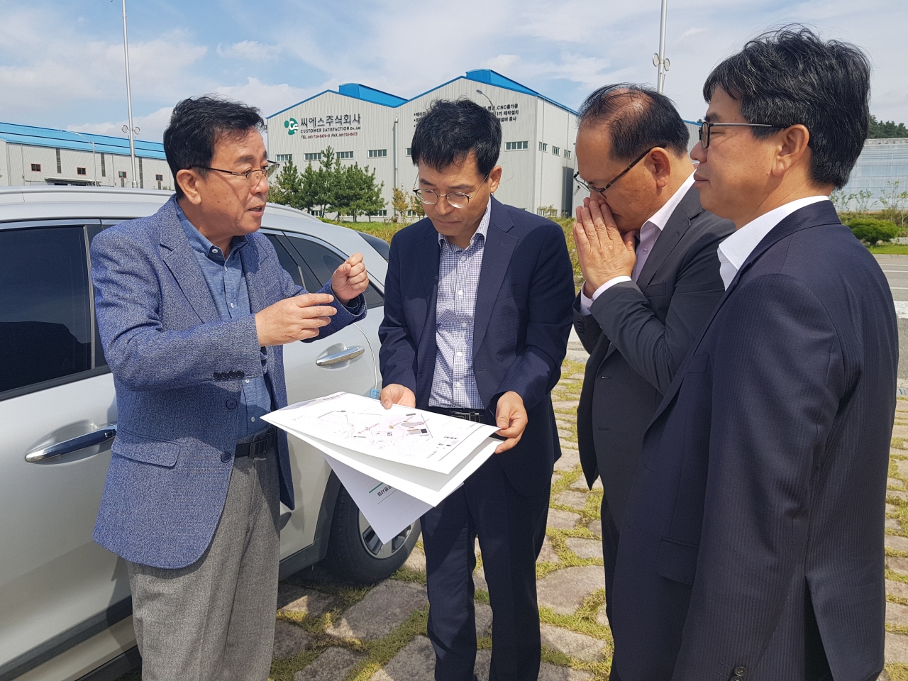 김철신 전남개발공사 사장이 산업단지 개발 현장을 찾아 직원들과 업무협의를 하고 있다.