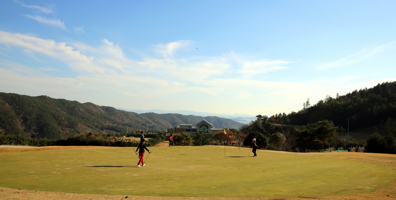 ‘남도방송배 제1회 여성 아마추어 골프대회’가 5일 순천시 별량면 순천컨트리클럽에서 성황리에 열렸다. 참가자들이 필드 위에서 경기를 벌이고 있다.