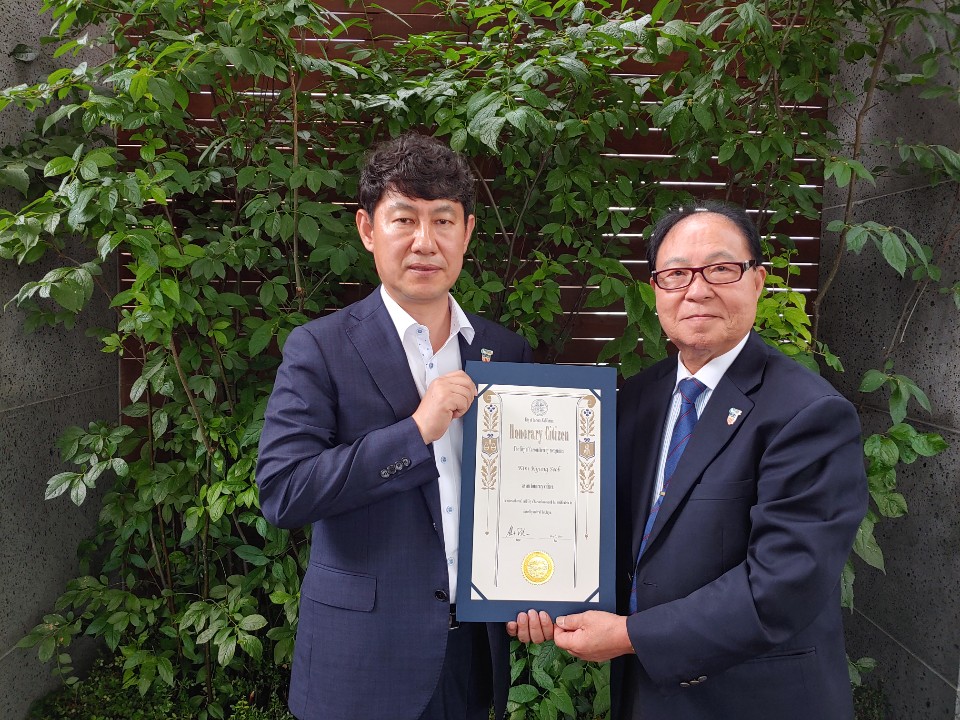 세바해운 김경섭 사장이 지난 5월 미국 캘리포니아주 카슨시티로부터 명예시민증을 받고 있다.