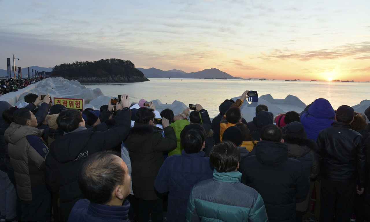 경자년 새해 첫날 여수시 오동도에서 방문객들이 해돋이를 카메라에 담고 있다.