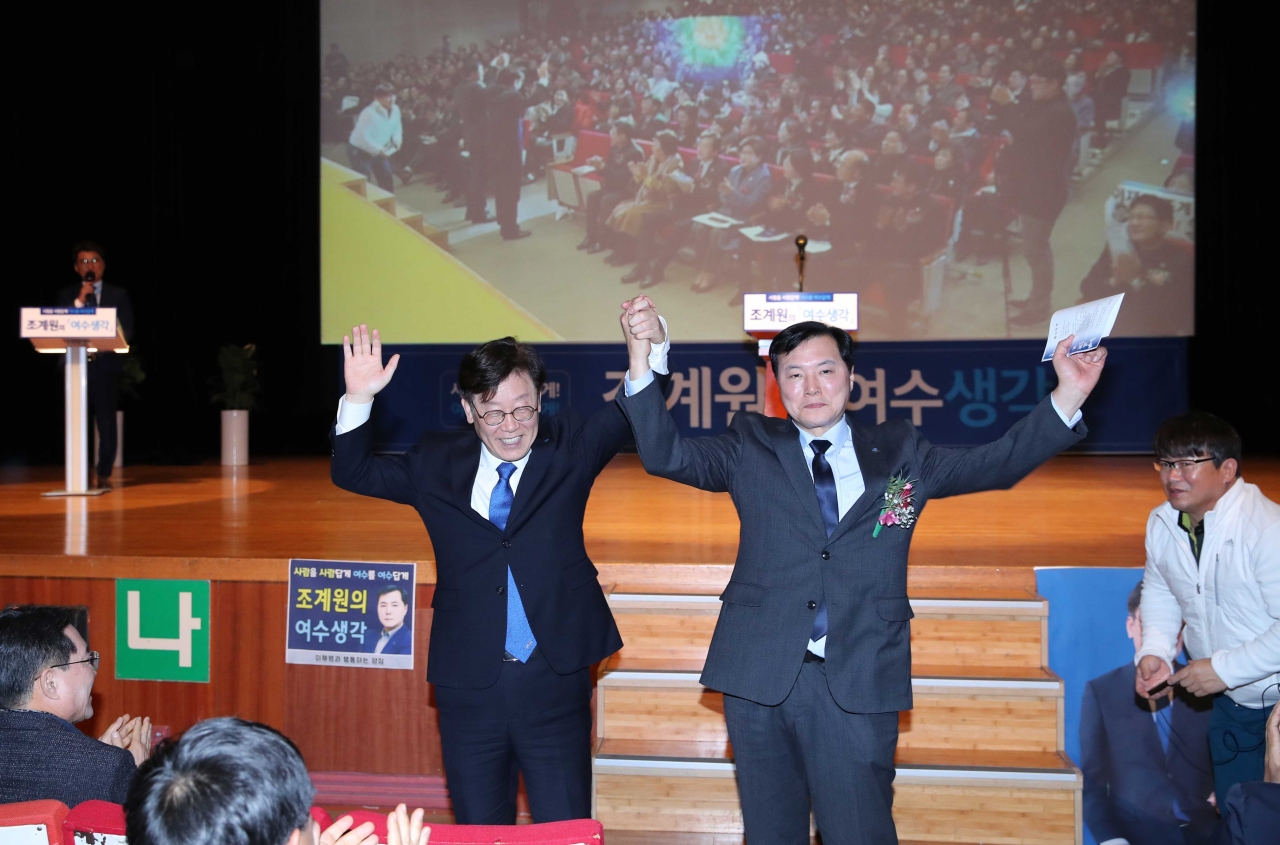 지난 12일 여수 시민회관에서 열린 조계원 전 경기도 정책수석 출판기념회에 이재명 경기지사가 참석해 지지를 호소하고 있다.
