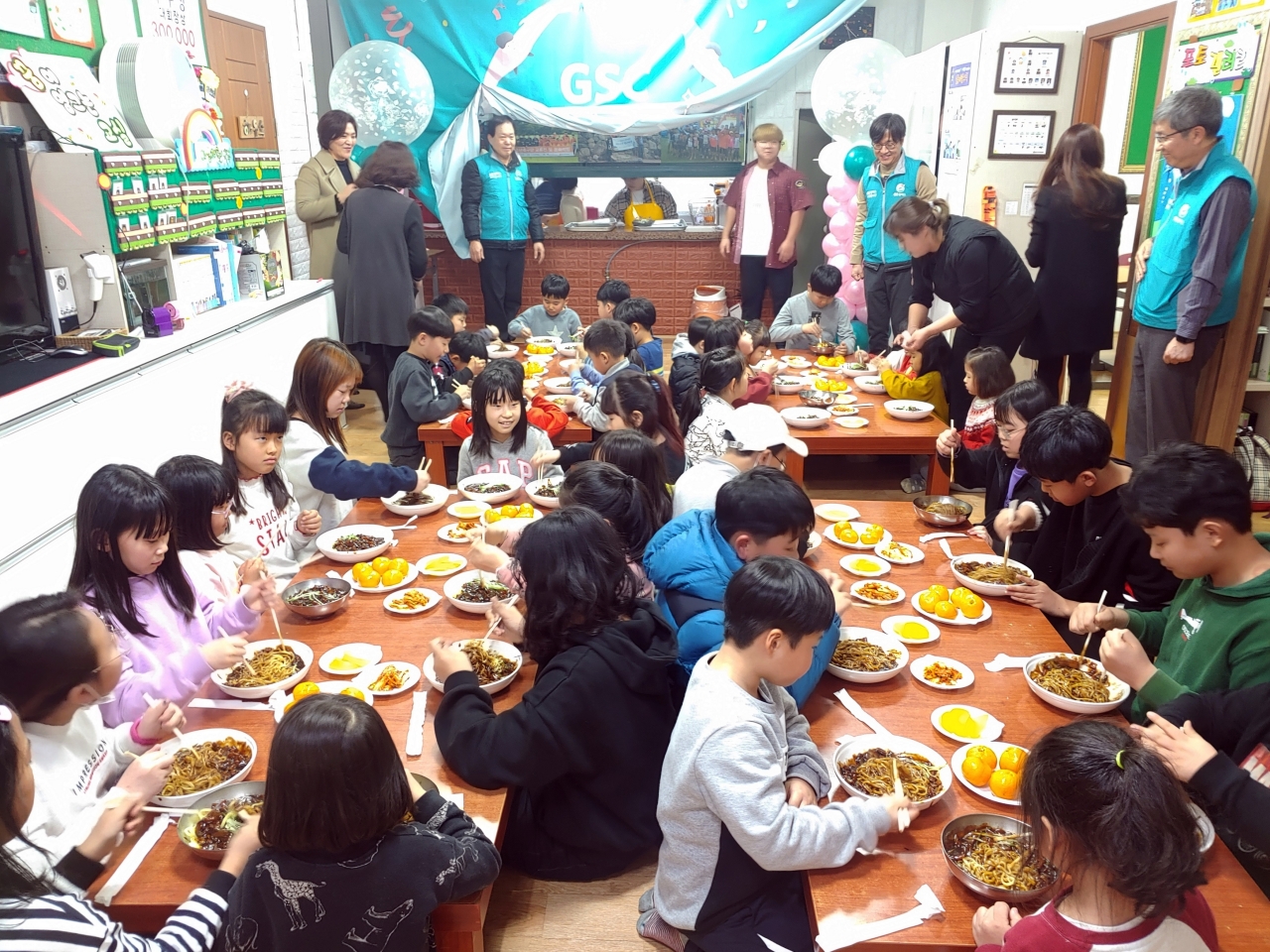 GS칼텍스가 30일 여수 돌산지역아동센터에서 개최한 ‘GS칼텍스 힐링데이’ 행사에 참가한 아동들이 자장면을 먹고 있는 모습.