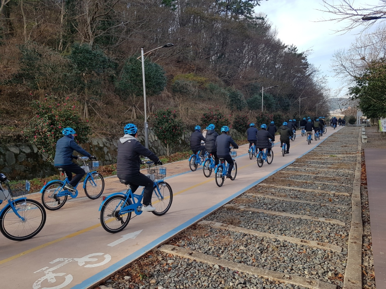 여수 시민들이 공영자전거 ‘여수랑’을 타고 옛 전라선 철길 자전거 도로를 달리며 휴일을 즐기고 있다.