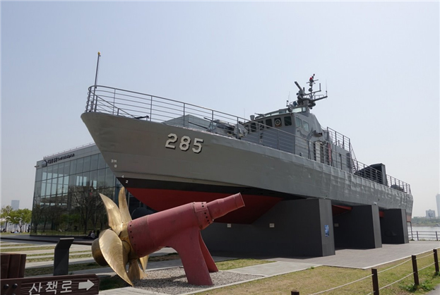 서울특별시에서 운영 중인 해군 퇴역함정의 모습.