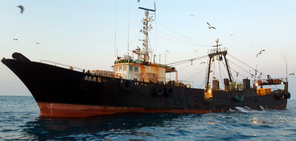조업이 금지된 해역에서 불법으로 조업하던 쌍끌이 대형기선저인망 어선 2척이 해경에 적발됐다.