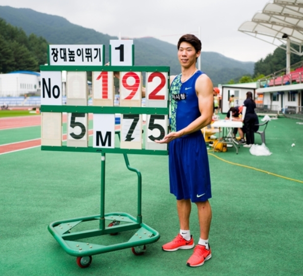 지난해 8월 2019태백전국실업육상대회에서 5m 75cm를 기록하며 자신의 한국신기록을 경신한 진민섭 선수의 모습.