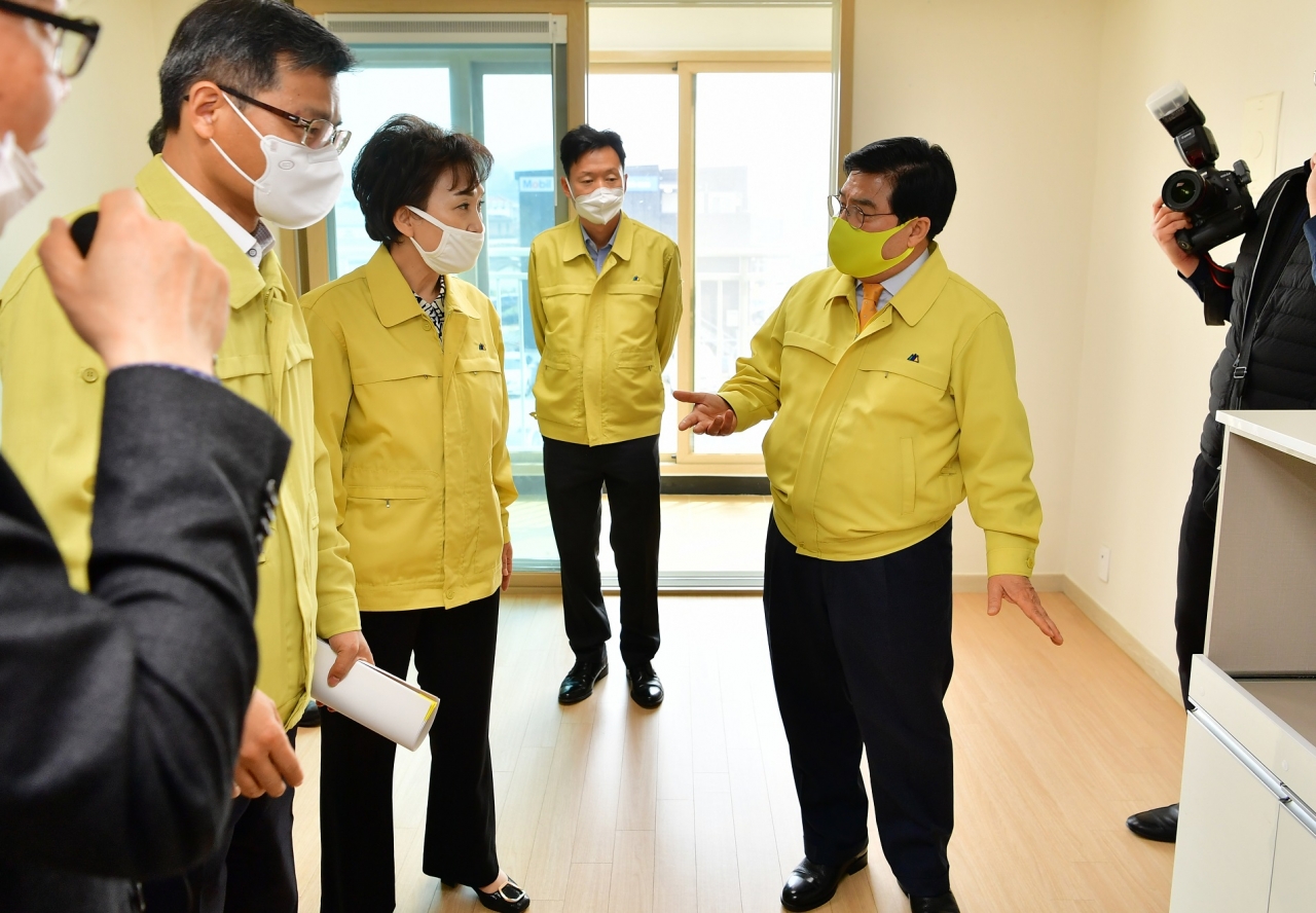 김현미 국토교통부 장관이 장성 공공실버주택 ‘누리타운’을 방문했다.