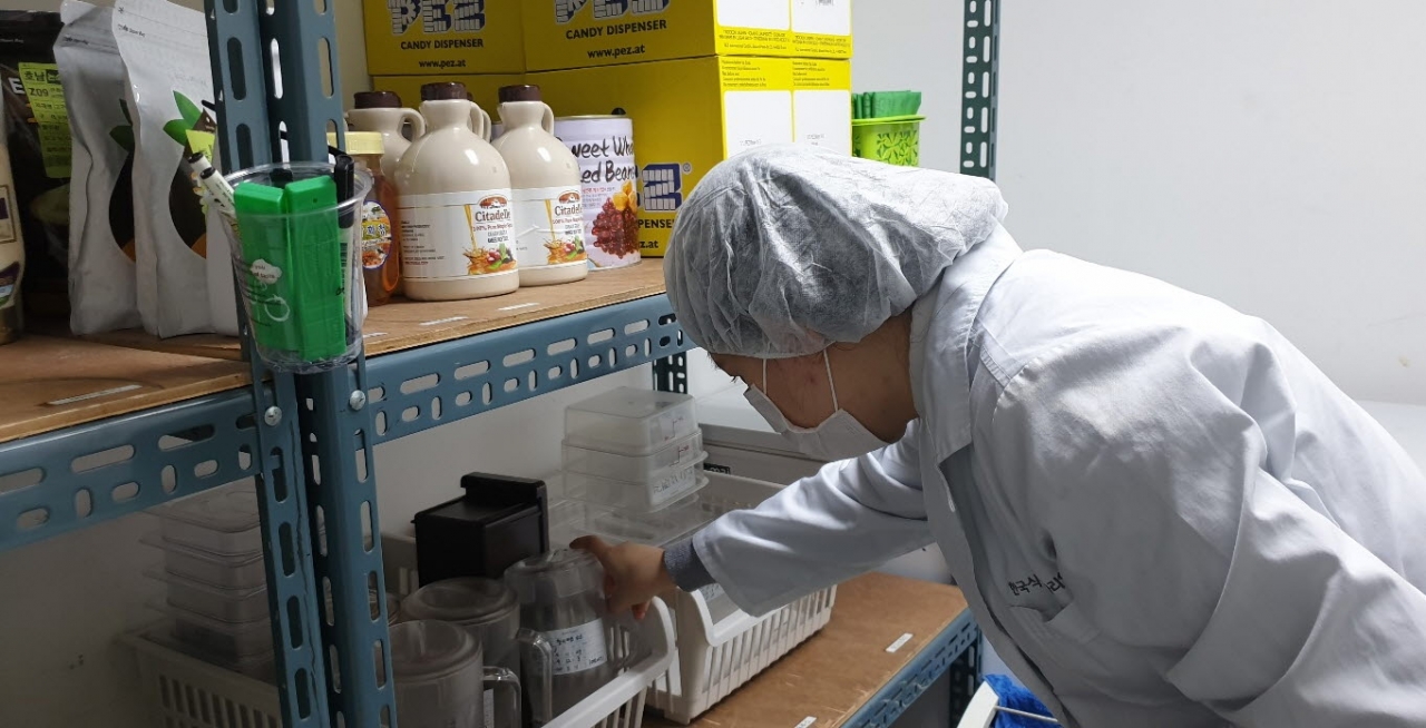 한국식품안전관리인증원에서 나온 평가원이 위생등급제 신청 음식점의 위생수준을 점검하고 있다.