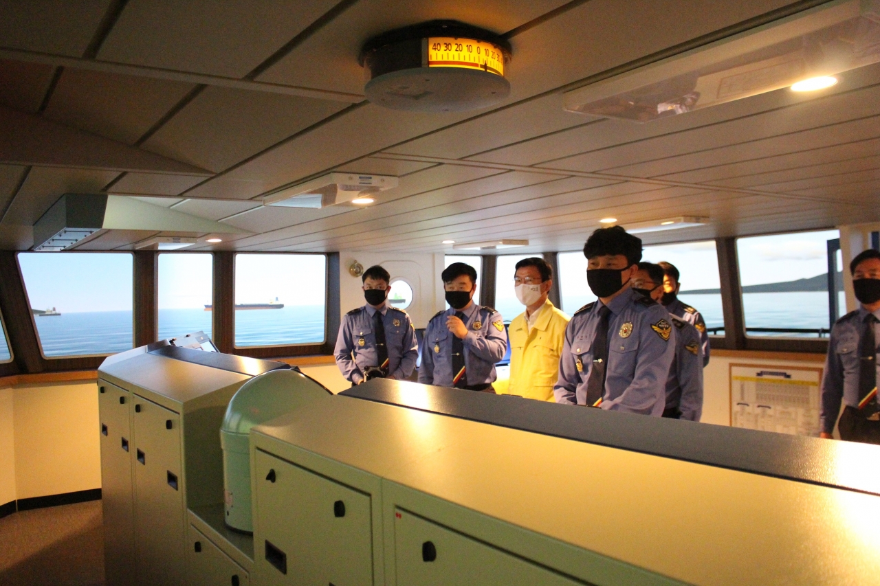 문성혁 해양수산부 장관이 코로나19 대응 대세를 점검하기 위해 17일 여수 오천동 해양경찰교육원을 찾아 시뮬레이션 현장을 지켜보고 있다.