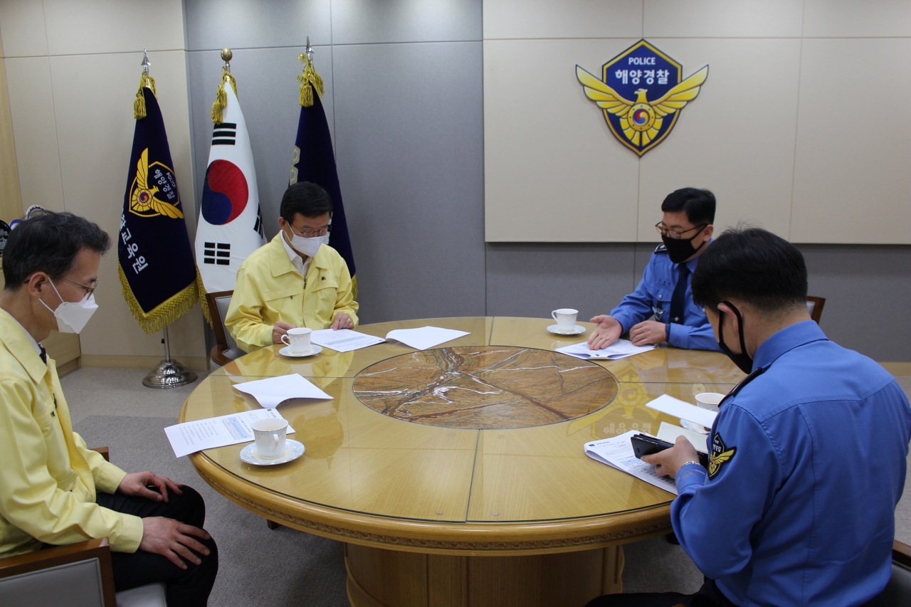 문성혁 해수부 장관이 고명석 교육원장으로부터 코로나19 대응을 위한 방역대책을 보고 받고 있다.