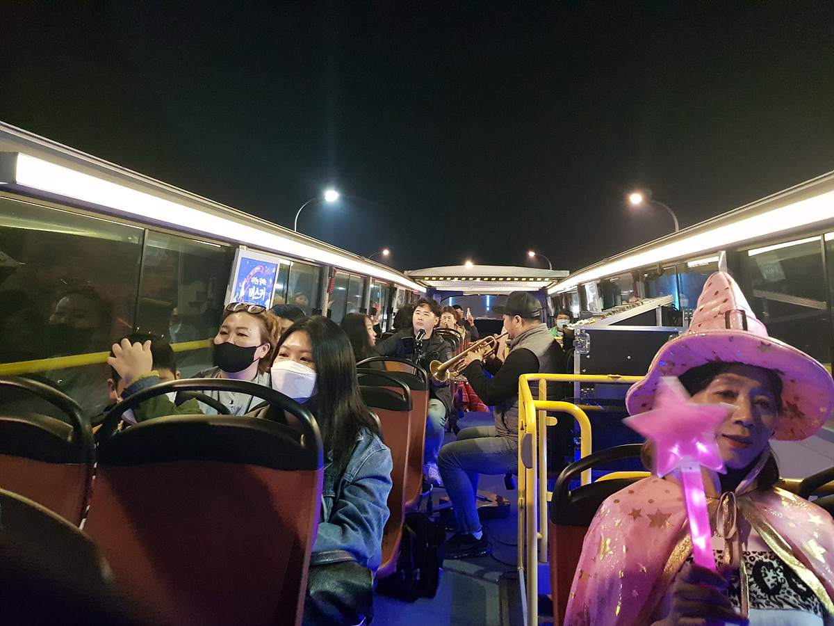 사전 리허설에 참여한 관광객들이 여수낭만버스 시간을 달리는 버스커에 탑승해 뮤지컬 공연을 즐기고 있다.