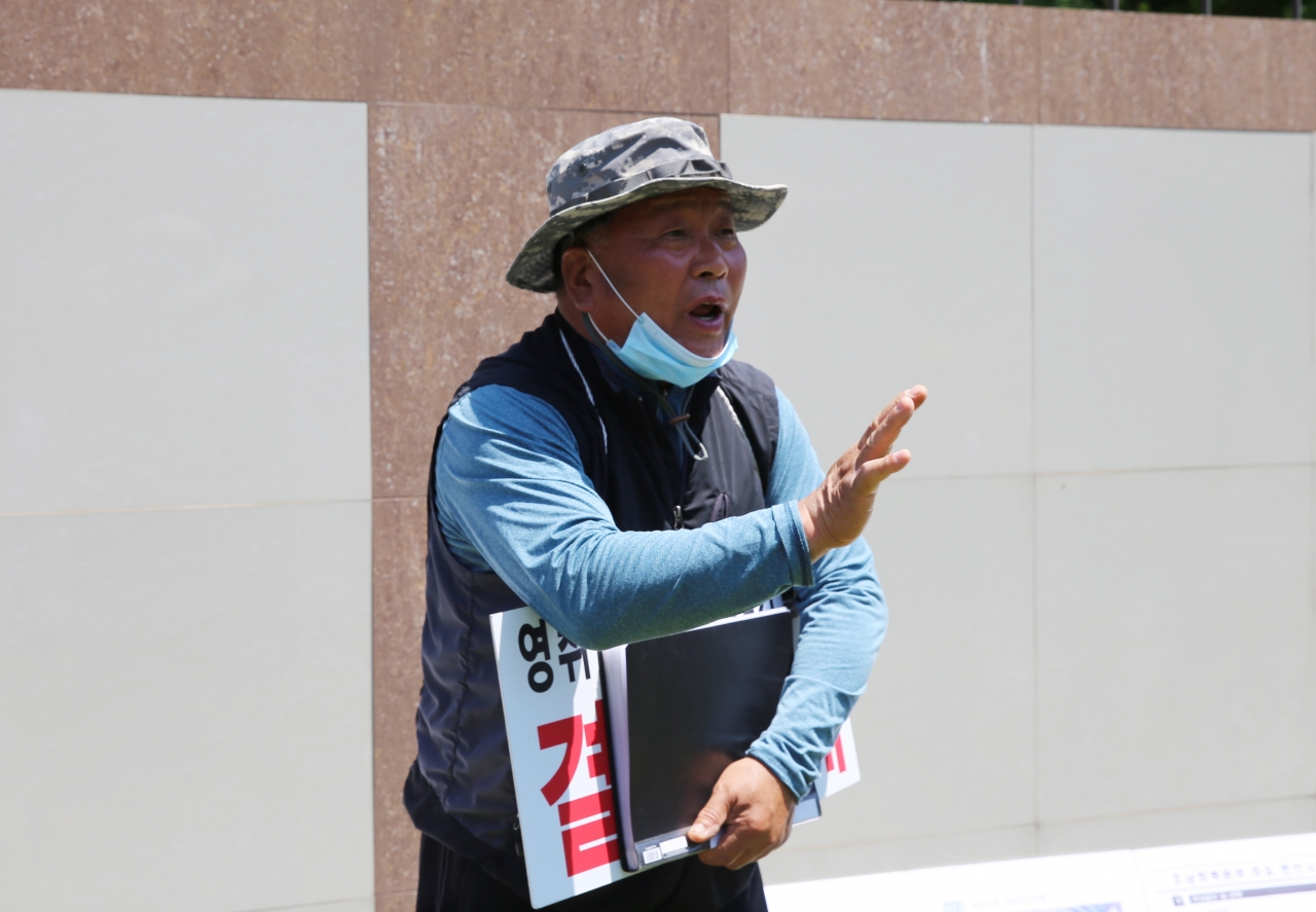 22일 영취산 송전철탑건설 반대 대책위 최현범 위원장이 호남화력발전소 정문에서 추가 발전소 건립을 반대하는 시위를 벌이고 있다.