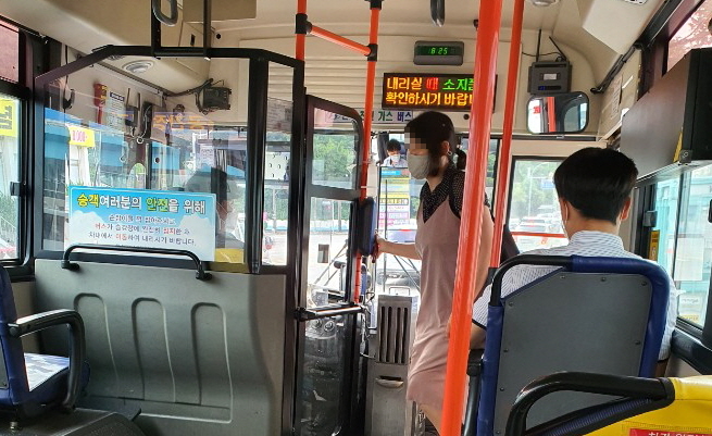 여수시가 시내버스 및 택시 등 대중교통 이용 시 마스크 착용을 의무화하는 행정명령을 고시한 이후 마스크를 쓴 시민이 시내버스에 탑승하고 있다.
