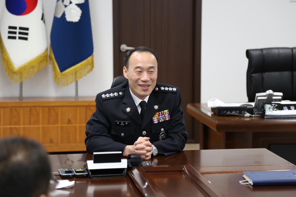 신임 송민웅(48) 여수해양경찰서장이 10일 국동 임시청사 2층 회의실에서 취임식을 갖고 본격적인 업무에 돌입했다.