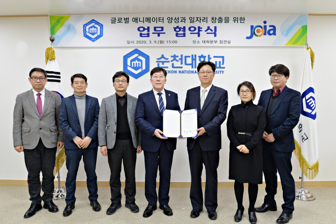 전남정보문화산업진흥원과 순천대가 리쇼어링 프로젝트 업무협약을 체결하고 있다.