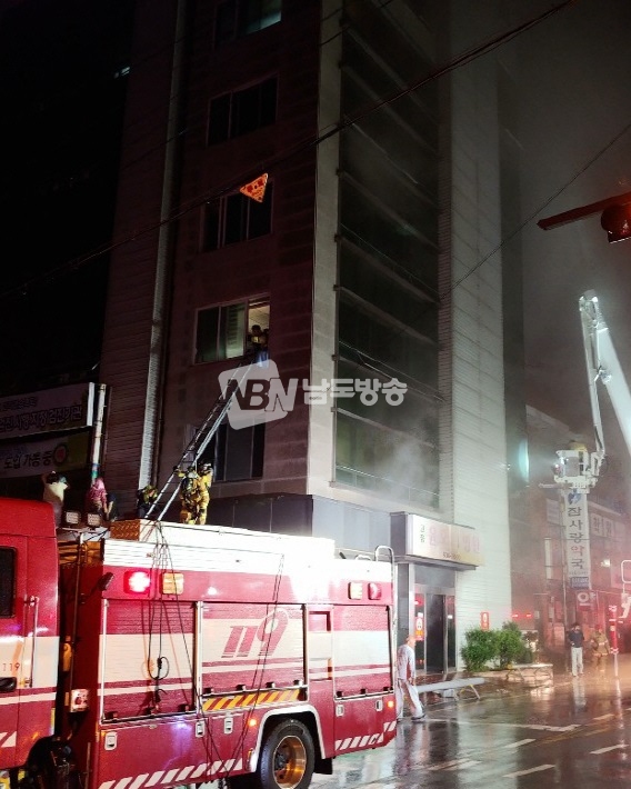 10일 오전 3시40분께 고흥군 고흥읍의 한 종합병원에서 불이나 2명이 숨지고 56명이 부상을 입었다. 신고를 받고 출동한 소방당국은 화재진압차량 45대와 인력 290여명을 투입해 2시간 20여분에 큰 불길을 잡았다.