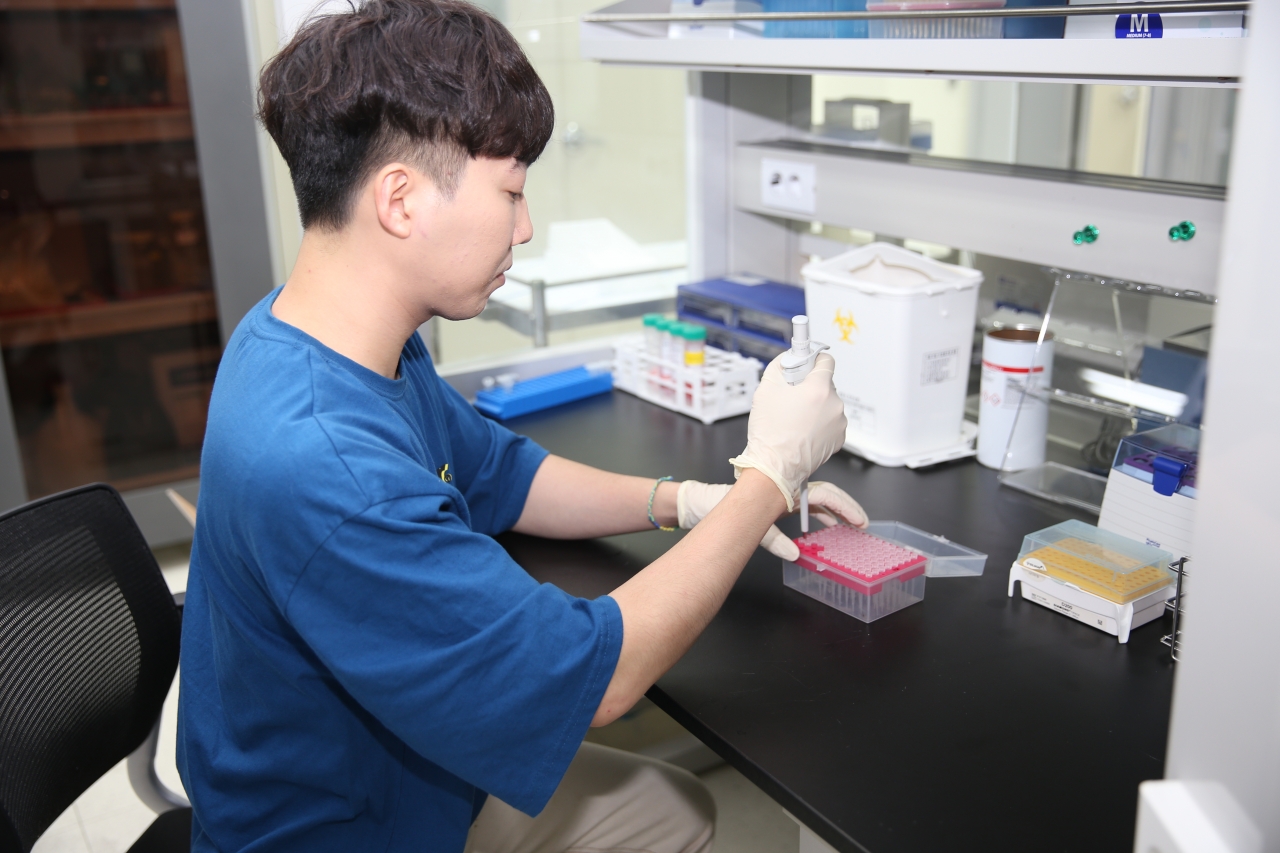 전남 청년 내일로 사업에 참여하고 있는 청년근로자 김수훈 씨가 지난 14일 장성 나노바이오연구센터에서 업무에 열중하고 있다.