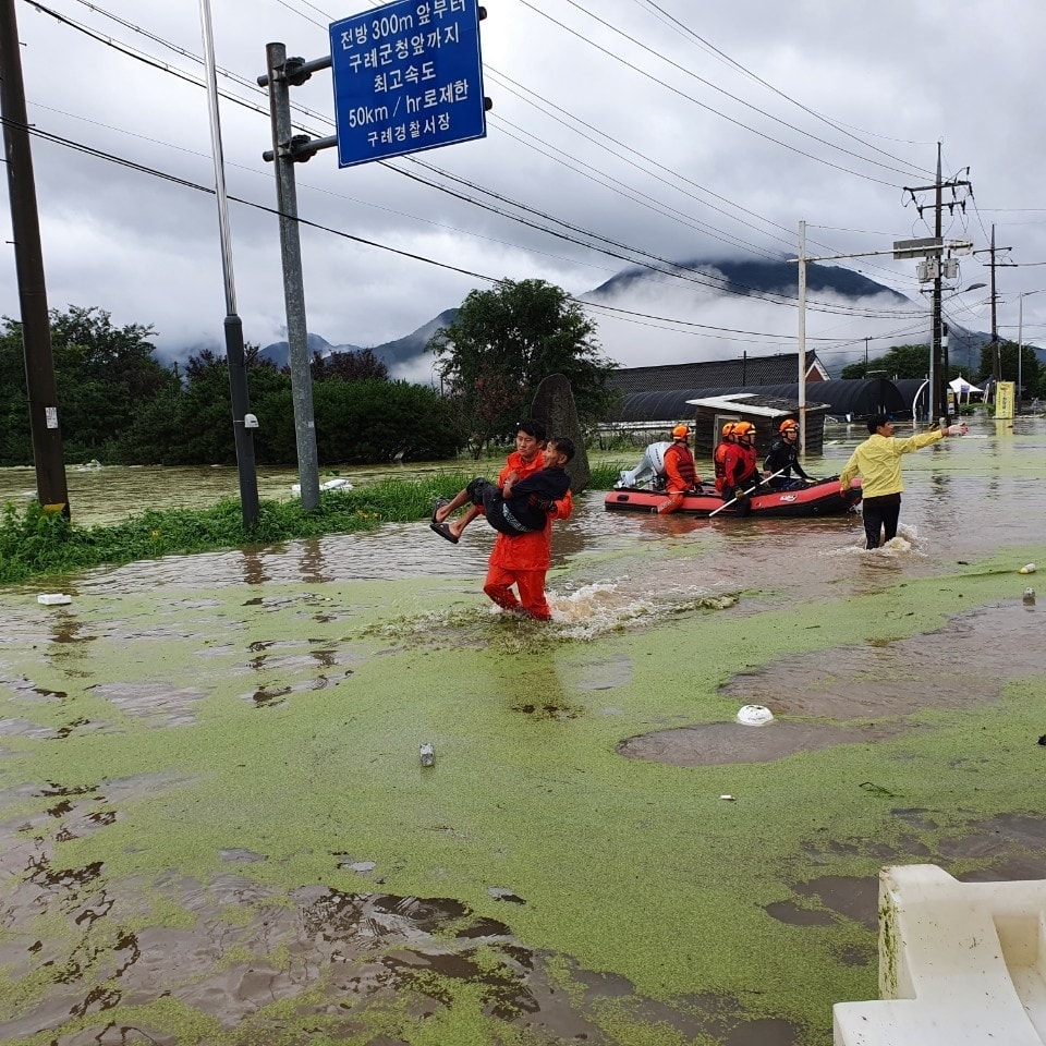 구례 섬진강 지역에 시간당 500mm가 넘는 폭우가 내리면서 도심이 물에 잠긴 가운데 119구조대원들이 재난민들을 구조하고 있다.(사진=구례군 제공)
