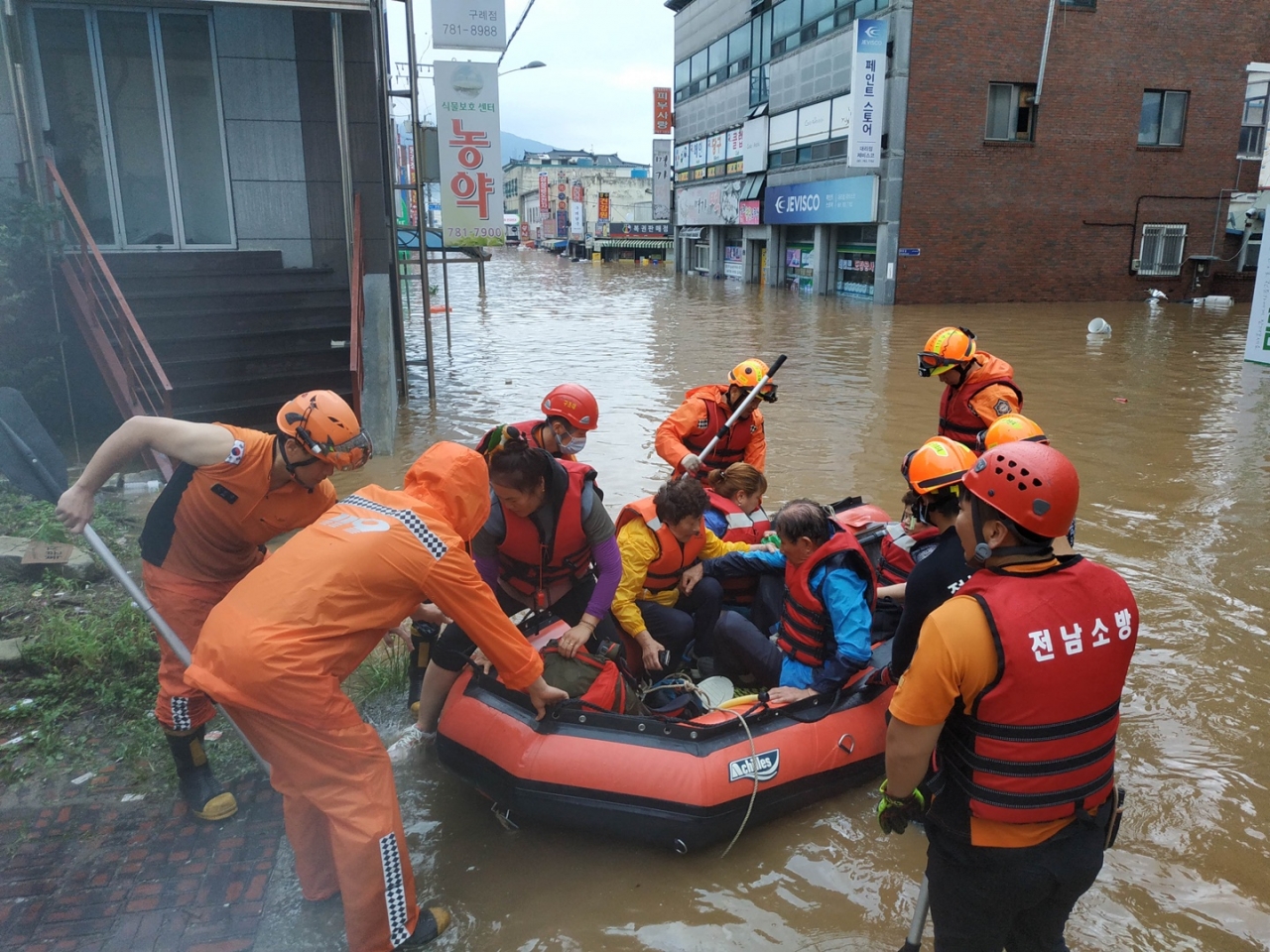 전남소방본부 구조대원들이 구례 봉덕리에서 폭우 피해를 입은 이재민들을 구조하고 있다.