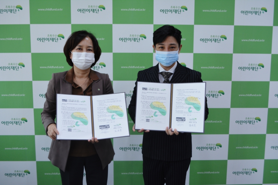 왼쪽부터 초록우산 어린이재단 광주지역본부 김은영 본부장, 현대사TV(유튜브채널) 김종현 운영자.