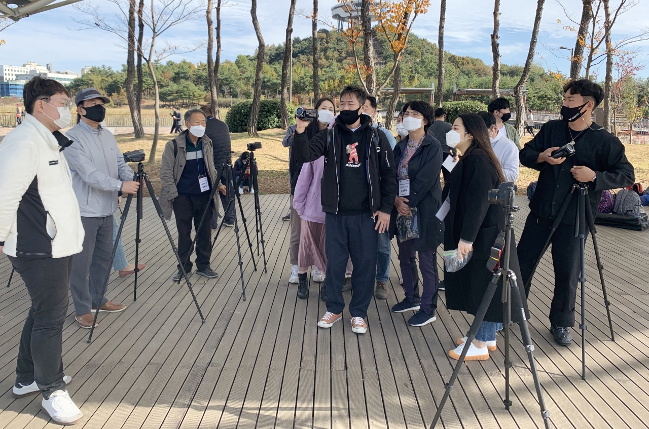 전남정보문화산업진흥원이 주최한 유튜브 크리에이터 심화교육에 참여한 교육생들이 현장실습에 참여하고 있다.