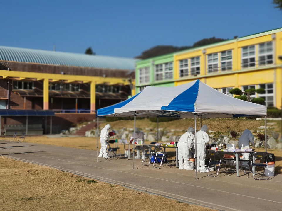 여수시가 최초 코로나19 지역감염이 발생함에 따라 지난 8일 오전 여수 14번 확진자가 참석한 화양면 나진초등학교 내에 선별진료소를 설치하고 있다.