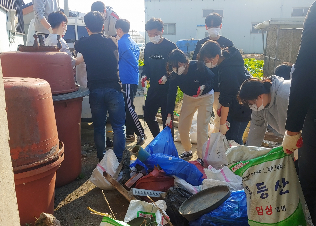 2 보해양조 젊은잎새 봉사단원들이 지난 11월 14일 광주 동곡동에서 쓰레기 수거 등 봉사활동을 하고 있다