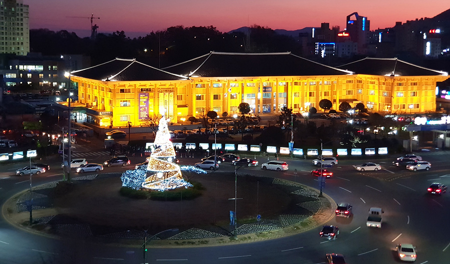 4일 오후 여수시청 앞 로터리광장에 높이 13미터의 대형 크리스마스트리가 불을 밝혔다.