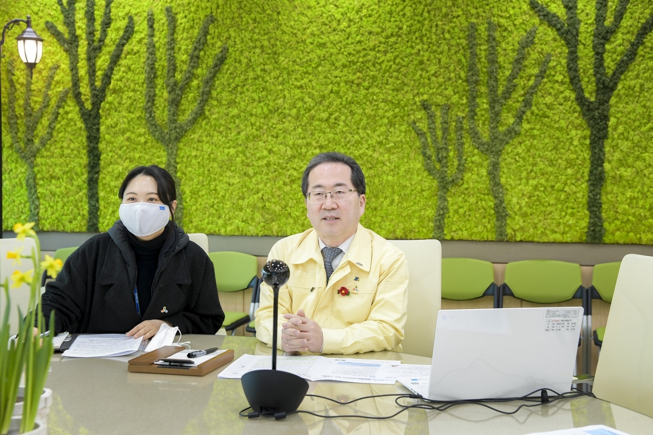 허석 시장과 일본 이즈미시 시이노키 신이치(椎木 伸一) 시장은 29일 영상회의를 통해 새해인사를 시작으로 코로나19로 중단된 교류 활성화 방안을 논의했다.