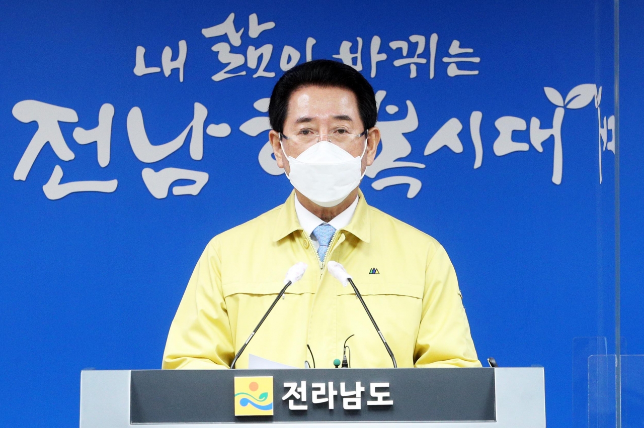 김영록 전라남도지사가 13일 오후 도청 브리핑룸에서 일본 정부의 후코시마 원전 부지 내에 보관 중인 방사능 오염수 해양방출 결정을 즉시 철회하라고 강력히 촉구하고 있다. 김 지사는 125만톤이 넘는 막대한 양의 방사능 오염수를 2051년까지 방출하기로 결정한 것은 도민의 안전을 심각하게 위협하는 행위로 절대 용납할 수 없다고 밝혔다.
