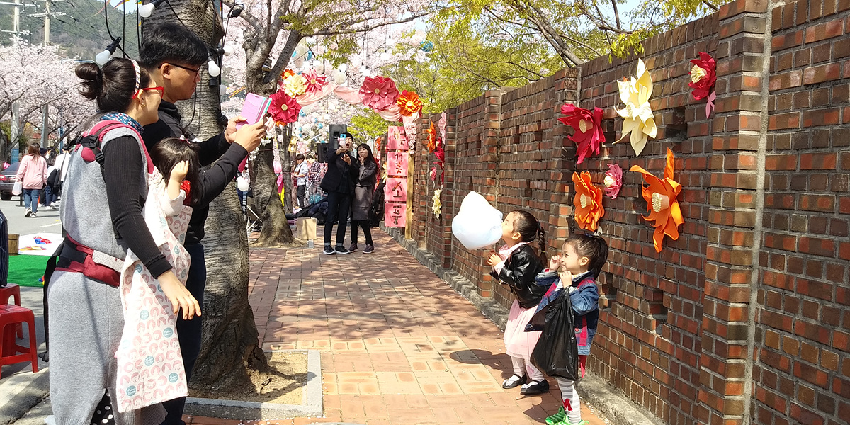 여수시가 ‘벚꽃소풍 시즌4 축제’를 내달 12일 전면 온라인으로 개최한다고 27일 밝혔다. 