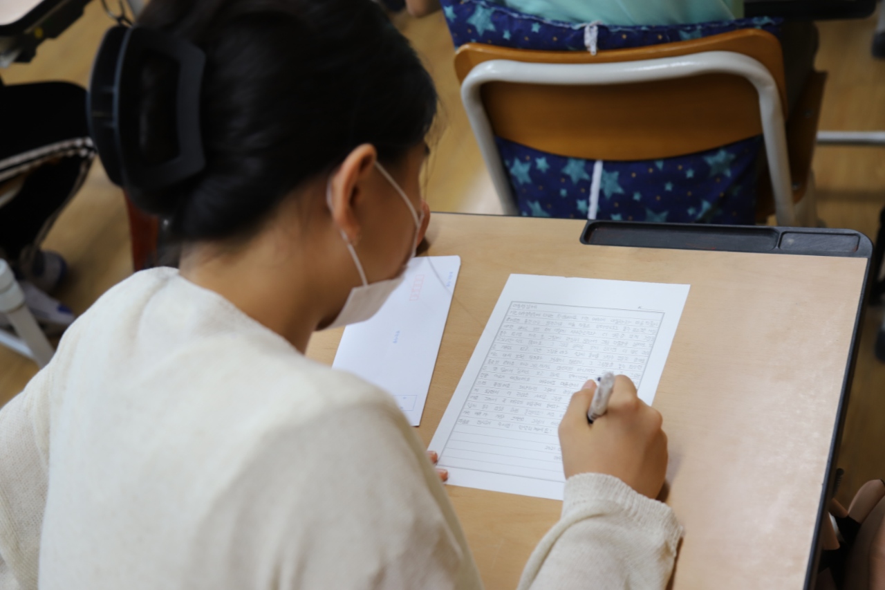 여수시 송현초 6학년2반 초등학생들이 지난 7일 직접 쓴 편지 들고 지역의 바램에 함께했다.