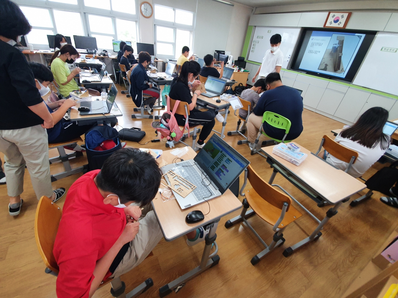 전남정보문화산업진흥원이 실시하고 있는 ‘찾아가는 SW・AI 코딩 교실’이 지난 11일 여수시 소재 섬학교인 경호초에서 진행됐다.