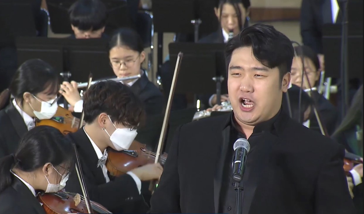 곡성군 홍보대사 바리톤 김기훈 씨가 곡성군 청소년 관현악단과 협연하는 장면.